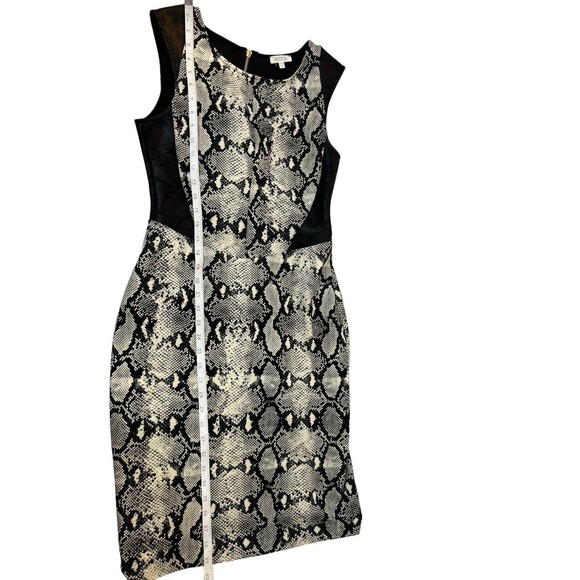Snake Print Weston Black White Sheath Dress M Scuba Isela Cap Sleeve $158 - Picture 5 of 7